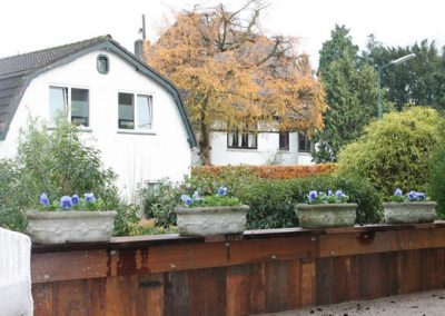 Beschoeiing in tuin met plantenbakken
