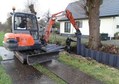 Gertjan aan het werk om damwand te plaatsen