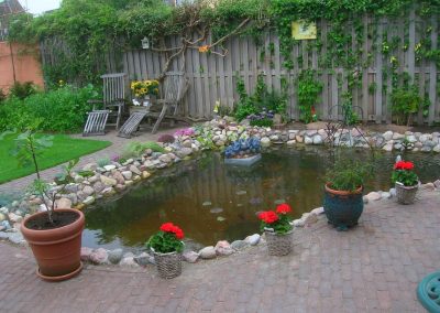 Vijver in tuin met straatwerk