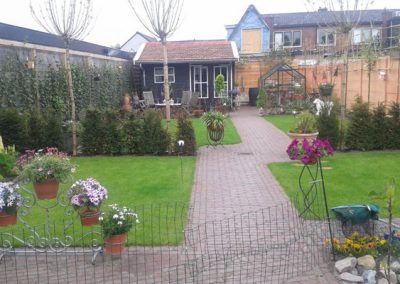 Mooie tuin met bestrating en grondwerk wat gedaan is