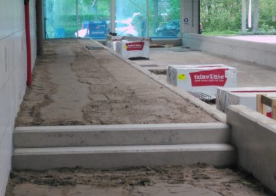 Betonnen verhoging met zand