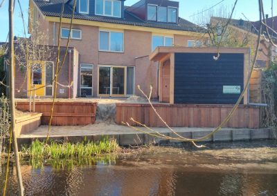 Damwand met verhogingen aan het water