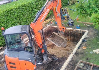 Graafmachine aan het werk voor zwembad