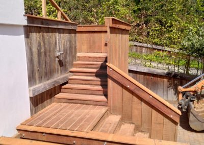 Houten trap in een tuin