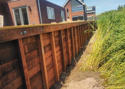 Hoge beschoeiing langs riet