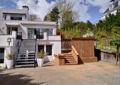 Houtbouw trap langs huis