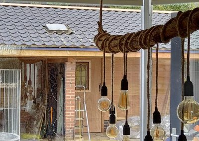Hangende lampen aan een houten balk