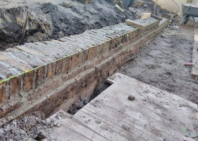 Muur opbouw bakstenen en cement