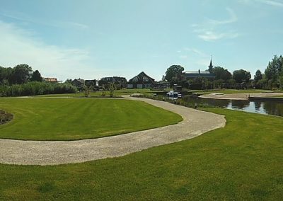 Panoramafoto van tuinbouw met water en damwanden