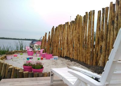 Schutting geplaatst van houten palen