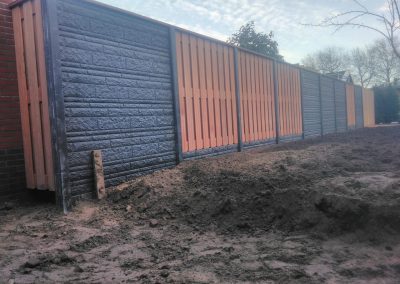 Schutting van steen en hout
