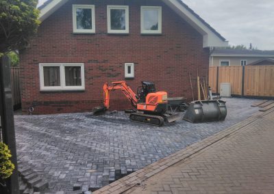 Straatwerk grijze stenen met machines