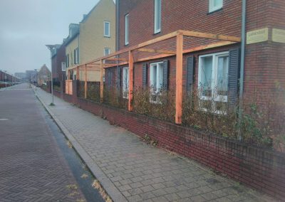 Houten palen in tuin