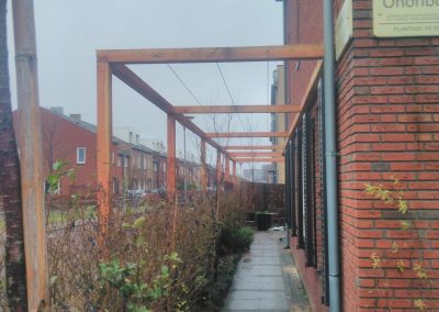 Pad met houten palen boven