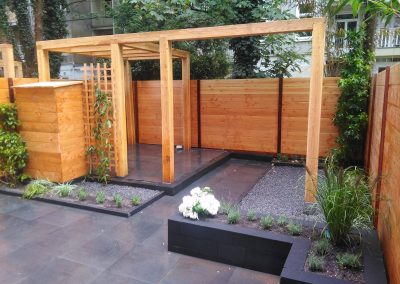 Houten overkapping in moderne tuin