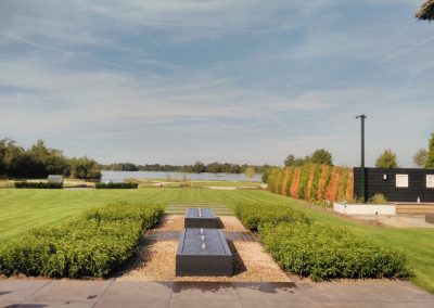 Gazon met uizicht op het water