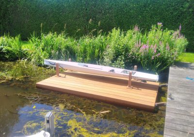 Houten vlot voor roeiboot opslag