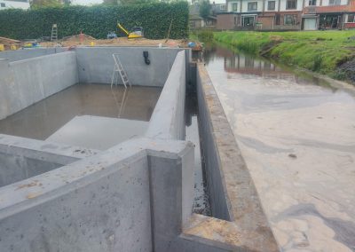 Betonwerk voor waterval van zwemvijver