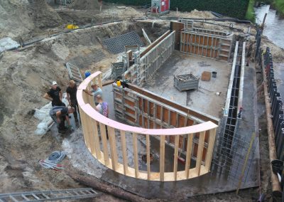 Werkzaamheden aan fundering zwemvijver