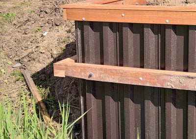 Damwand hoek van hout en kunststof
