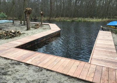 Damwand van hardhout inham met aanlegplaats