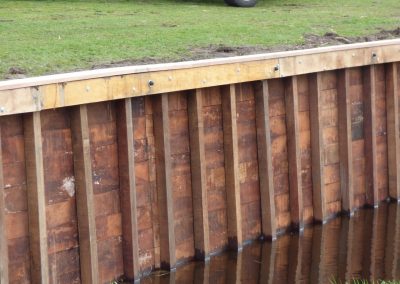 Beschoeiing hardhout van dichtbij
