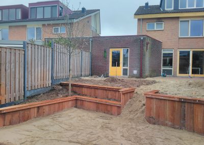 Damwand met verhogingen in tuin