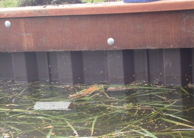 Damwand in het water