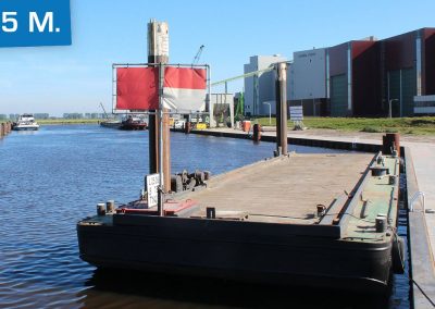 Ponton aan het water met houten dek