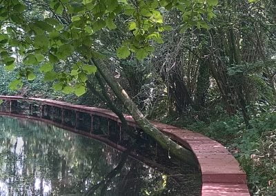Lang houten pad aan het water