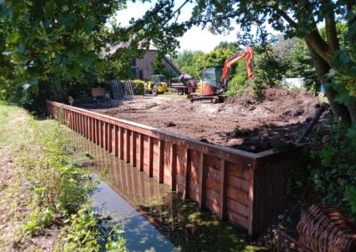Beschoeiing in aanbouw met machines