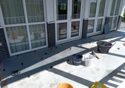 Tegels in aanleg bij veranda