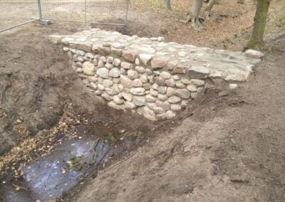 Dam gebouwd van keien