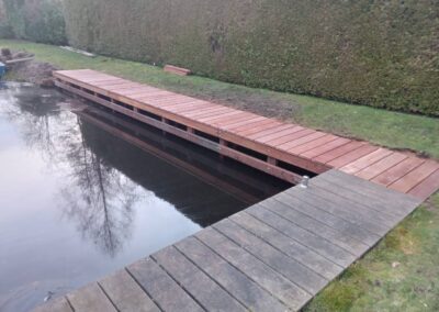 hoek van een damwand in een kleine tuin