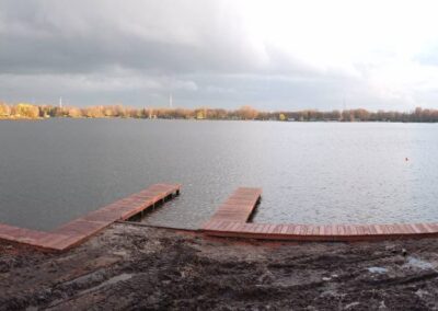 Panoramafoto van twee steigers die een groot meer op lopen.