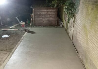 betonvloer in aanbouw in de nacht
