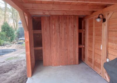 Houten wanden op een betonvloer