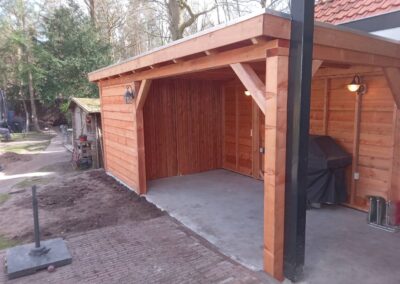 Overkapping gemaakt van hout met een houten ondersteuningspaal