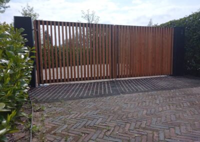 Houten toegangspoort vooraanzicht