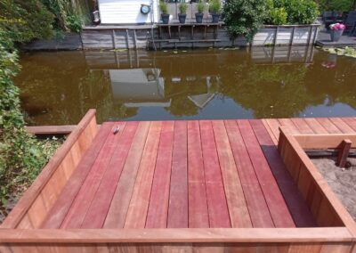 Houten terras gemaakt door de werkverzetter gelegen aan het water